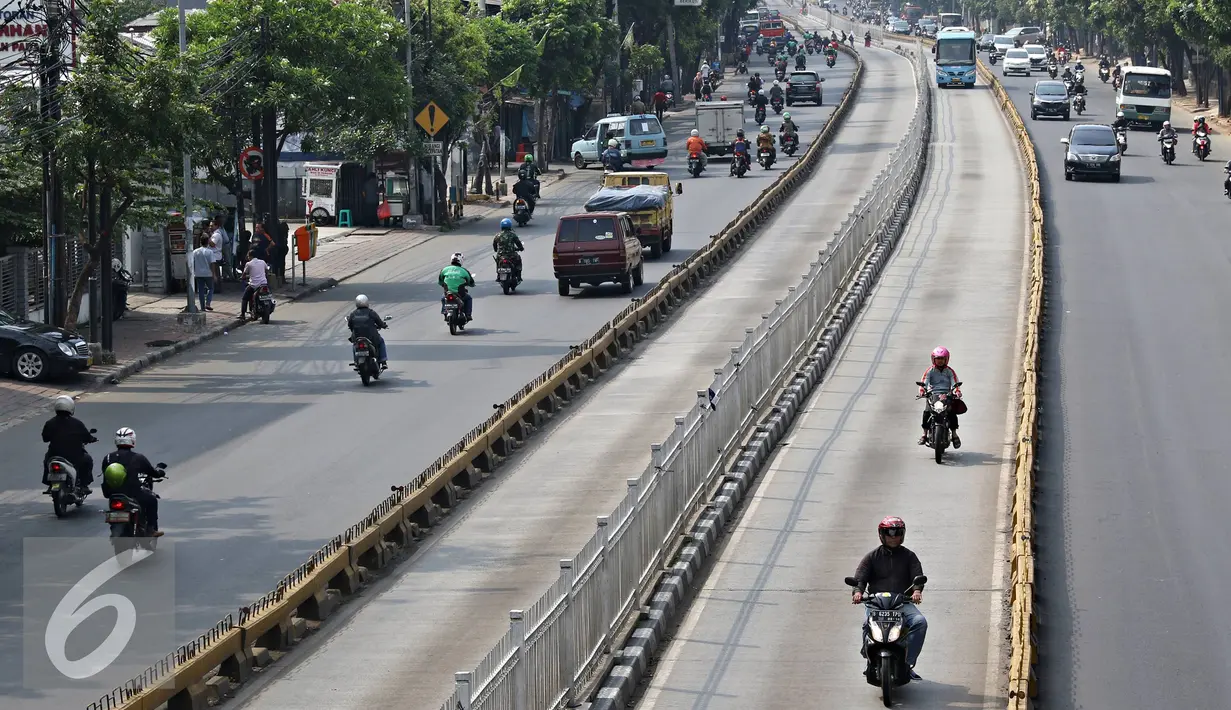 Pemotor melintasi jalur Transjakarta di kawasan Mampang, Jakarta, Senin (4/1). Buruknya mental pemotor membuat jalur khusus tersebut seringkali disalahgunakan, meskipun kondisi lalu lintas Jakarta dalam kondisi lengang. (Liputan6.com/Immanuel Antonius)