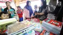 Sejumlah warga membeli perlengkapan sekolah di Pasar Kebayoran Lama, Jakarta, Rabu  (5/7). Menjelang tahun ajaran baru permintaan perlengkapan sekolah meningkat. (Liputan6.com/Angga Yuniar)