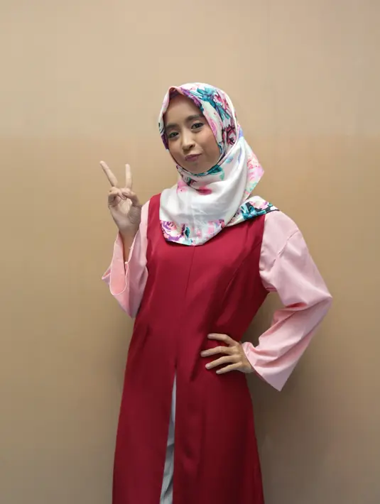 Peserta wanita Stand Up Comedy Academy 3 (SUCA 3) dari Pangkep Ratna Budiarti harus gantung mic lebih awal. Grup 5 sendiri tampil di Babak 28 Besar yang disiarkan Indosiar secara live delay Jumat (15/9/2017) malam. (Adrian Putra/Bintang.com)