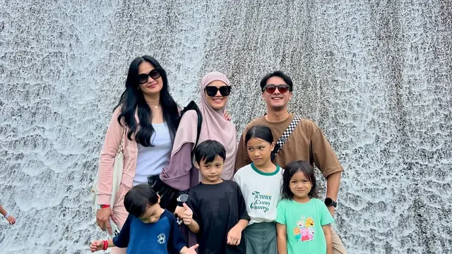 Potret Donna Harun dan Cucu yang Selalu Akrab/ Foto via Instagram @donnaharunofficial