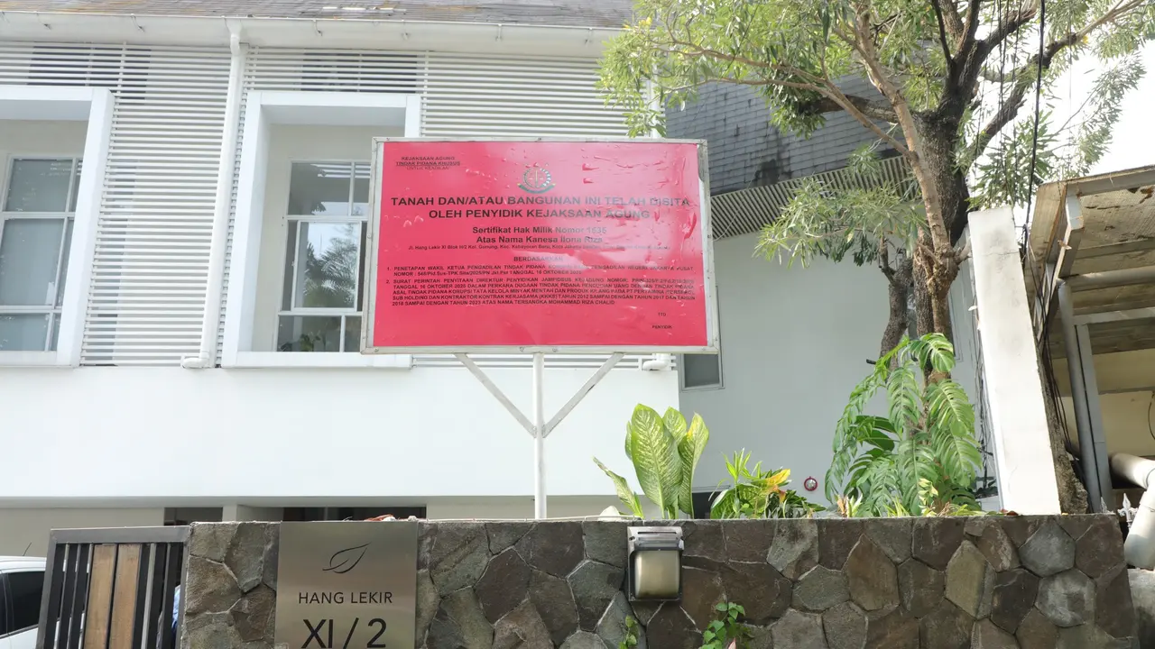 Kejaksaan Agung (Kejagung) menyita rumah Mohammad Rica Chalid di kawasan Hang Lekir, Kebayoran Baru, Jakarta Selatan (Jaksel).