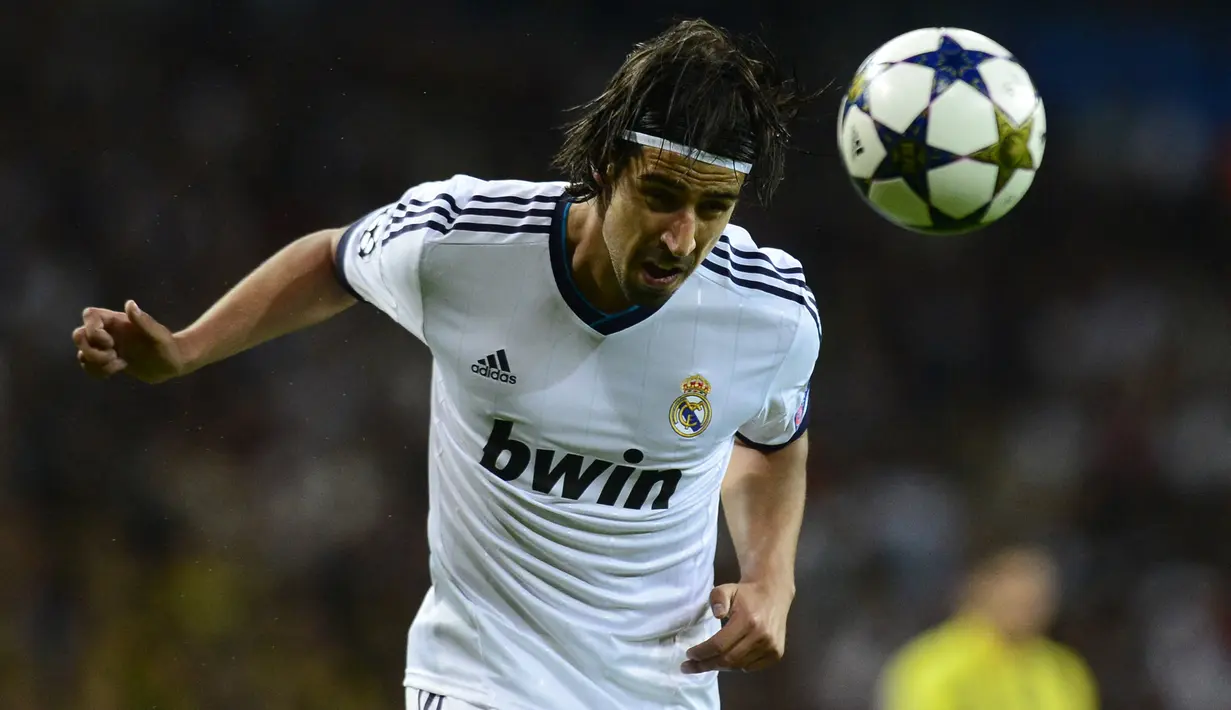 Sami Khedira. Gelandang berusia 35 tahun yang baru saja mengakhiri kariernya sebagai pemain bersama Hertha Berlin pada Juli 2021 ini pernah memperkuat Real Madrid selama 5 musim mulai 2010/2011 hingga 2014/2015. Ia didatangkan Los Blancos dari Vfb Stuttgart pada awal musim 2010/2011 dengan nilai transfer 14 juta euro. Ia total tampil dalam 160 laga di semua ajang dengan torehan 9 gol dan 12 assist serta mampu mempersembahkan beberapa gelar bergengsi di antaranya 1 gelar Liga Spanyol, 2 Copa del Rey dan 1 trofi Liga Champions. (AFP/Javier Soriano)
