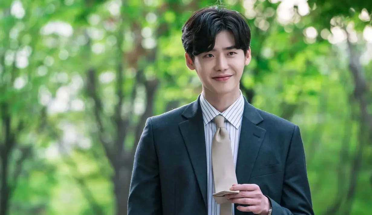 Saat awal karier, Lee Jong Suk berlatih sebagai seorang rapper dan nama panggungnya adalah Real. (Foto: Koreboo.com)