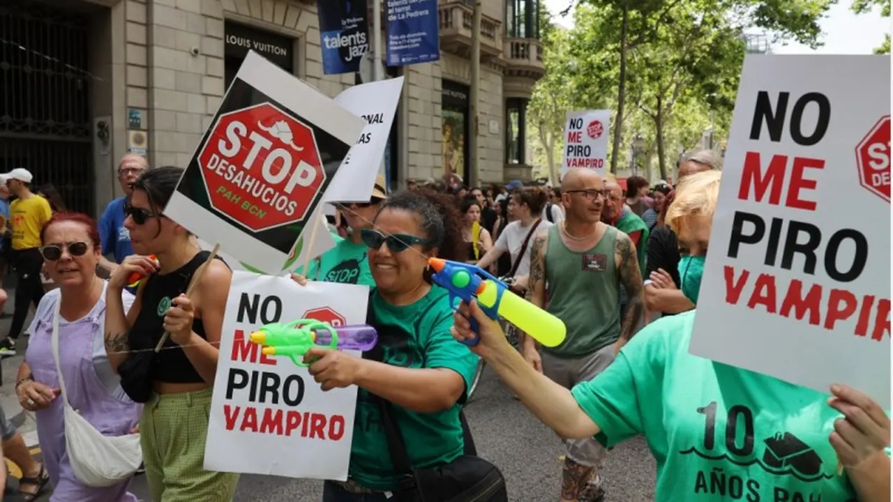 Protes Overtourism, Warga Spanyol Semprot Turis Pakai Pistol Air. (LLUIS GENE / AFP)