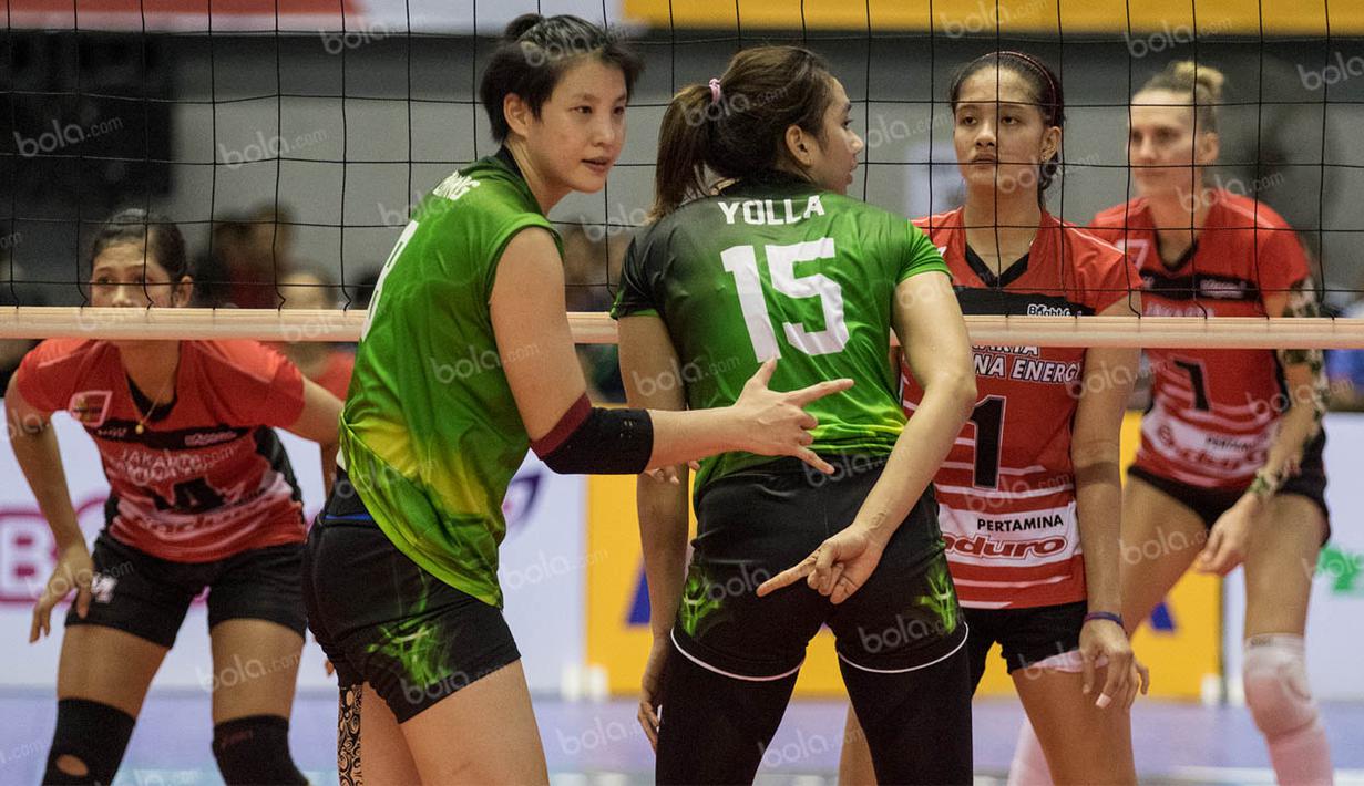 Pevoli Jakarta Elektrik PLN, Yolla Yuliana, memberikan kode kepada rekannya saat melawan Jakarta Pertamina Energi. Meski menang telak, namun pertandingan antar keduanya berjalan seru karena terjadi susul menyusul angka. (Bola.com/Vitalis Yogi Trisna)