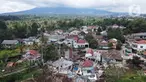 Foto udara memperlihatkan pemukiman yang hancur akibat gempa di Desa Sarampad, Kabupaten Cianjur, Jawa Barat, Selasa (22/11/2022). Gempa dengan magnitudo 5,6 mengakibatkan sejumlah rumah dan jalan di Desa Sarampad rusak parah. (Liputan6.com/Herman Zakharia)