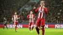Pada menit ke 25' pemain Atletico Madrid, Antoine Griezmann menambah keunggulan timnya menjadi 2-0 Bayer Leverkusen pada babak 16 besar leg pertama Liga Champions di BayArena, Leverkusen, (21/2/2017). (EPA/Friedemann Vogel)