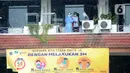 Tim paramedis dari Sudinkes Jakarta Selatan melakukan pemeriksaan kesehatan berkala kepada pasien Covid-19 yang berstatus sebagai OTG di Graha Wisata Ragunan, Senin (14/12/2020). Sebanyak 13 pasien OTG Covid-19 saat ini menjalani isolasi mandiri di Graha Wisata Ragunan. (merdeka.com/Arie Basuki)