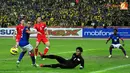 Ekspresi kecewa pemain Malaysia, Idlan bin Talaha setelah oper bola silang ditahan kiper Singapura Mohamad Izwan dalam Laga Piala AFF Suzuki 2012 di Stadion Bukit Jalil, Kuala Lumpur, Malaysia, minggu 25 November 2012. pertandingan berakhir 0-3 untuk Sing