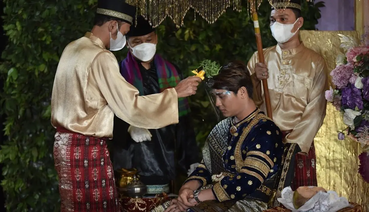 Upacara Adat Balacuik Malapeh Bujang Rizky Billar (Instagram/antv_official)