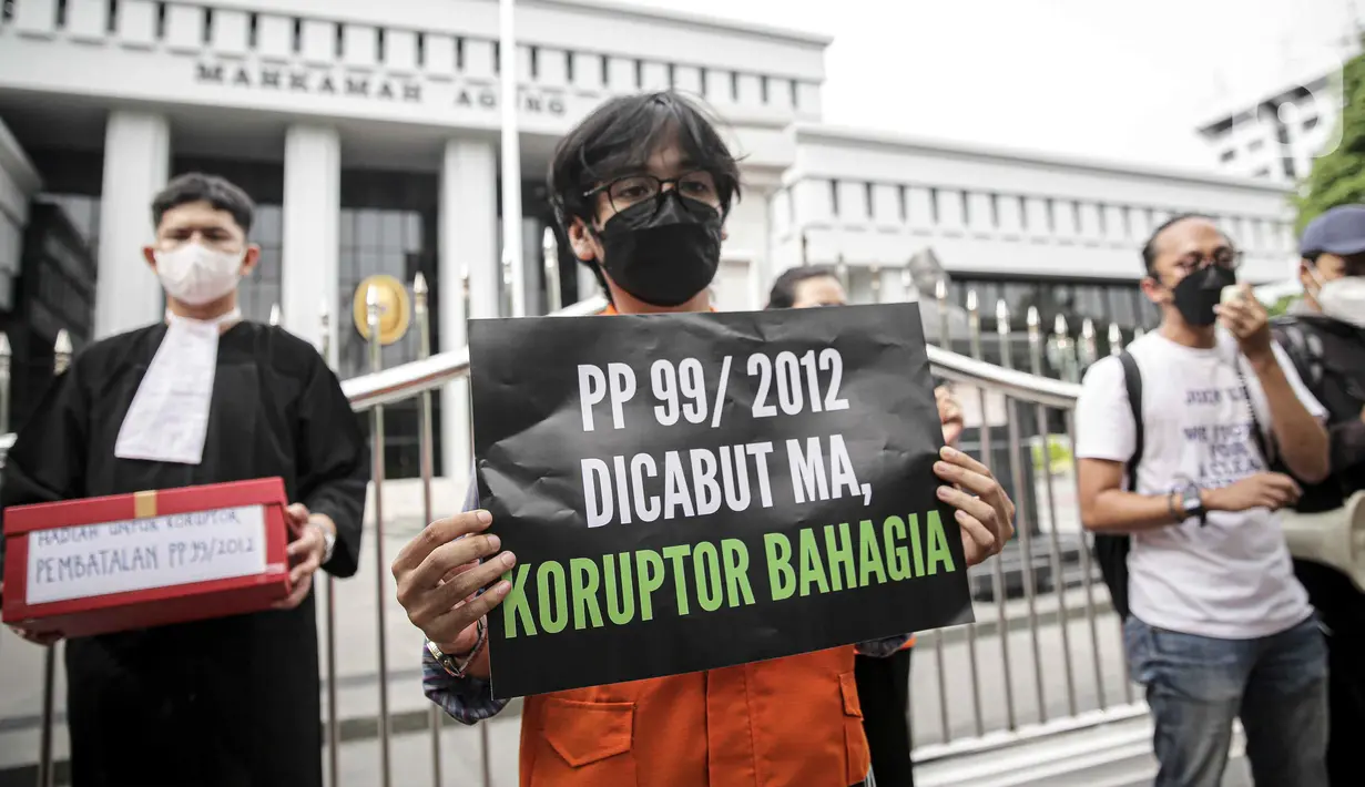 Aktivis ICW menggelar aksi di depan Gedung Mahkamah Agung, Jakarta, Senin (8/11/2021). Aksi ini buntut dari MA yang mengeluarkan putusan kabul atas permohonan uji materi terhadap PP 99 Tahun 2012 tentang Syarat dan Tata Cara Pelaksanaan Hak Warga Binaan Pemasyarakatan. (Liputan6.com/Faizal Fanani)
