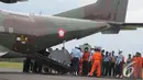 Jenazah penumpang pesawat AirAsia QZ8501 akan dikirim ke Surabaya untuk proses identifikasi lebih lanjut, Pangkalan Bun, Kalteng, Senin (5/1/2015). (Liputan6.com/Herman Zakharia) 