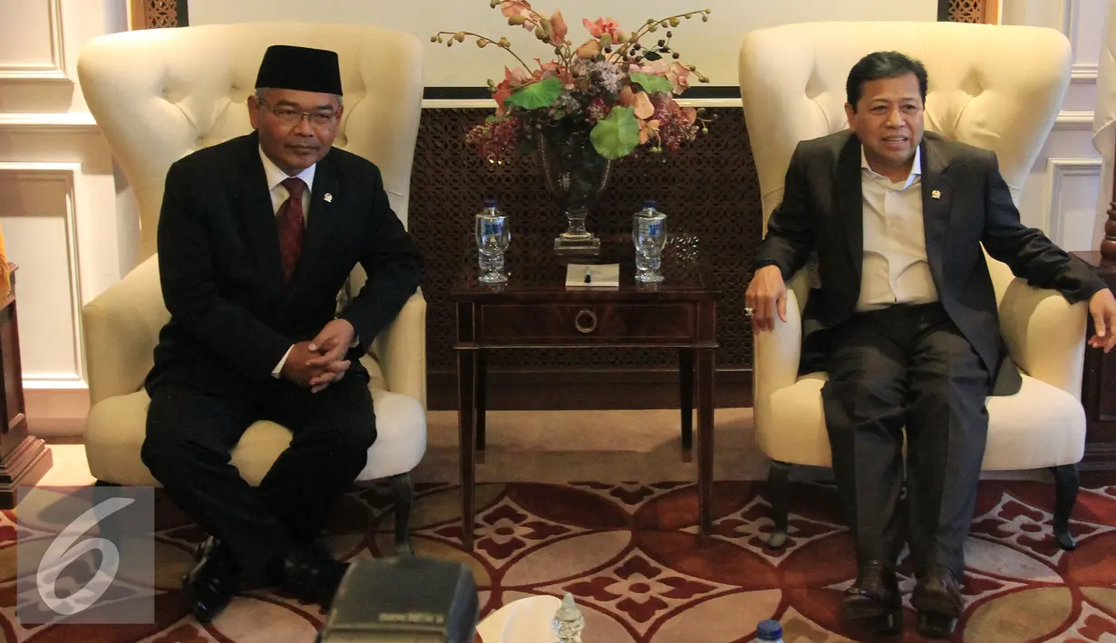 Ketua DPD Mohammad Saleh (kiri) dan Ketua Umum Partai Golkar Setya Novanto saat melakukan pertemuan di DPP Partai Golkar, Jakarta, Rabu (9/11). (Liputan6.com/Johan Tallo)