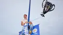 Seorang fans Leicester City rela memanjat tiang lampu jalan saat merayakan titel juara Liga Inggris 2015-2016 di Areal Stadion King Power (7/5/2016). (AFP/Glyn Kirk)