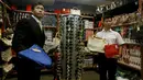 Petugas memperlihatkan sejumlah barang palsu di Kantor Bea Cukai Hong Kong, Kamis (6/8). Lebih dari 30.000 barang disita dari satu warga Filipina dan dua warga Pakistan yang merupakan sindikat penjual barang yang diduga palsu. (REUTERS/Bobby Yip)