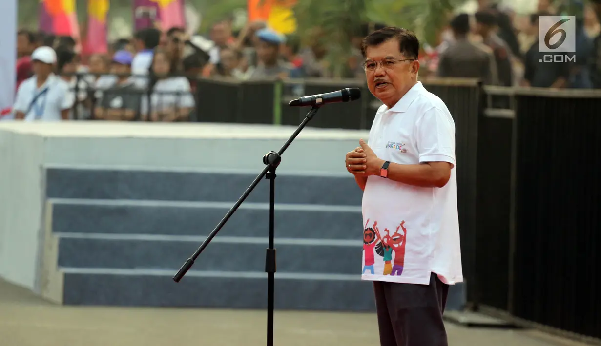 Wakil Presiden Jusuf Kalla memberikan sambutaan saat melepas parade Asian Games 2018 di Monas, Jakarta, Minggu (13/5). Parade Asian Games ini diikuti oleh 4.800 peserta dari berbagai kelompok masyarakat dan institusi. (Liputan6.com/Arya Manggala)