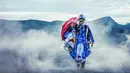 Georg Lettner setelah mendarat usai terbang menggunakan wingsuit. (Red Bull Content Pool)