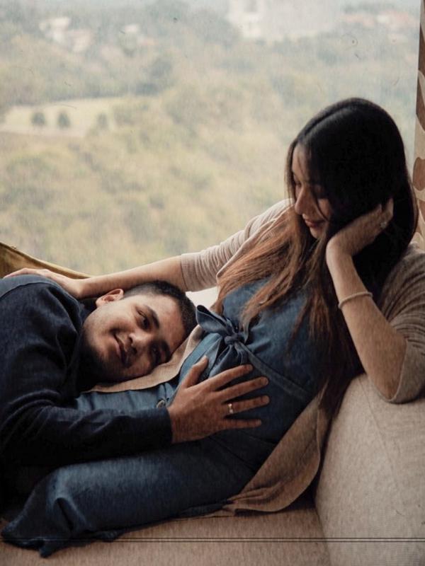 Rizky Alatas dan Adzana Bing Slamet tengah menanti kehadiran buah hati dengan bagikan foto baby bump. (Sumber: Instagram/@rizkyalatas)
