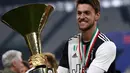 Bek  Juventus, Daniele Rugani berpose dengan trofi Juara Italia di akhir pertandingan Liga Serie A Italia setalah melwan Atalanta pada 19 Mei 2019 di Allianzstadium di Turin. Pemain 25 tahun ini dinyatakan positif terkena virus corona, yang diumumkan klub 11 Maret 2020. (AFP Photo/Isabella Bonotto)