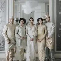 Serasi dengan sang mertua, Jessy Choi tampil dengan mengenakan baju khas Melayu.