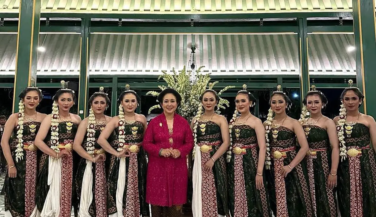 Titiek juga tampil elegan mengenakan kebaya merah brokat panjang dipadukan kain batik coklat sebagai bawahannya. Dengan sanggul klasiknya.  [@titieksoeharto]