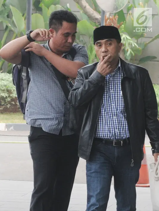 Terpidana kasus pengembangan kawasan transmigrasi mantan Dirjen Pembinaan dan Pengembangan Kawasan Transmigrasi (P2KT) Kemenakertrans Jamaluddin Malik dikawal petugas akan menjalani pemeriksaan di gedung KPK, Jakarta (23/7). (Merdeka.com/Dwi Narwoko)