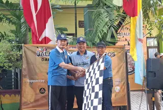 SMP Negeri 1 Lamongan memperingati Hari Ulang Tahun (HUT) ke-75 dengan menggelar kegiatan jalan sehat dan bakti sosial (baksos), yang berlangsung meriah di lingkungan sekolah, Sabtu (3/1/2026). Acara ini menjadi bagian dari rangkaian Dies Natalis ke-75 SMP Negeri 1 Lamongan, Jawa Timur. (Liputan6.com/Siti Khoirul Inayah)