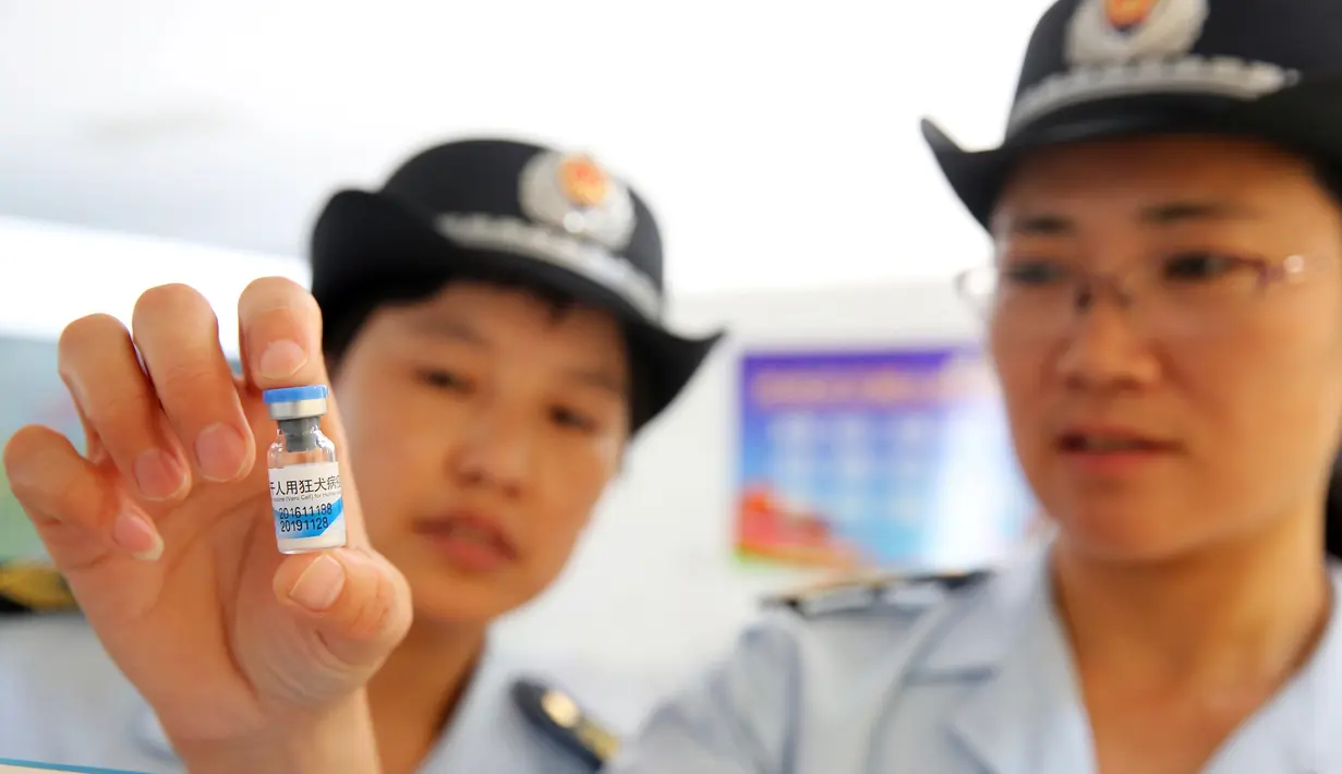 Petugas BPOM China memeriksa vaksin rabies di Pusat Pengendalian dan Pencegahan Penyakit di Huaibei, provinsi Anhui, Selasa (24/7). Otoritas China menginvestigasi skandal produksi vaksin rabies ilegal yang telah menimbulkan kepanikan masyarakat. (AFP)