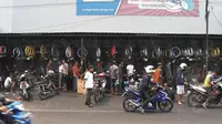 Bengkel di kawasan Pasar Minggu, tampak dipatadi para penservis kendaraan motor. (Liputan6.com/Faizal Fanani)
