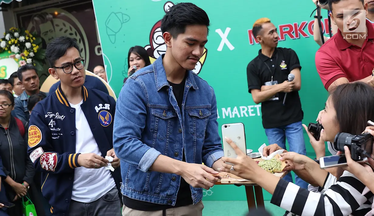 Kaesang Pangarep memberi kuliner Markobar kepada pengunjung saat launching outlet kuliner Sang Pisang dan Markobar di Cikini, Jakarta, Minggu (11/3). Outlet tersebut hasil kolaborasi keduanya. (Liputan6.com/Immanuel Antonius)