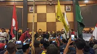 Massa Aliansi Sulawesi Barat Bergerak saat menguasai ruang rapat paripurna DPRD Sulawesi Barat (Foto: Liputan6.com/Abdul Rajab Umar)