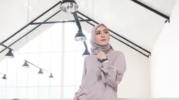 Dari unggahan foto-foto tersebut, terlihat Novicha sering menggunakan outift yang kekinian dengan balutan hijab yang tak kalah memesona. (Liputan6.com/IG/@richaiskak)
