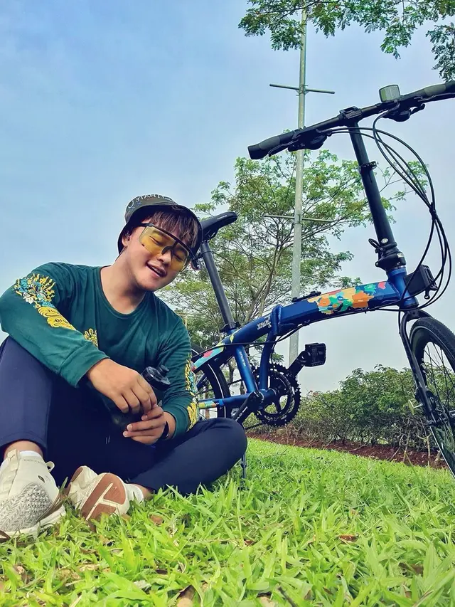 5 Gaya Danang D'Academy saat Bersepeda, Tetap Tampil Stylish