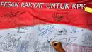 Dalam aksinya, mereka mengumpulkan satu juta tanda tangan tolak koruptor di Indonesia saat acara hari bebas kendaraan bermotor di Bundaran HI, Jakarta, Minggu (7/12/2014). (Liputan6.com/Miftahul Hayat)