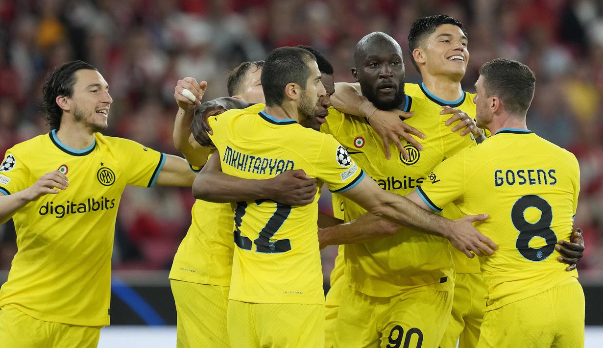 Para pemain Inter Milan merayakan gol kedua ke gawang Benfica yang dicetak Romelu Lukaku (ketiga kanan) pada laga leg pertama babak perempatfinal Liga Champions 2022/2023 di Luz Stadium, Benfica, Rabu (12/4/2023) dini hari WIB. (AP Photo/Armando Franca)