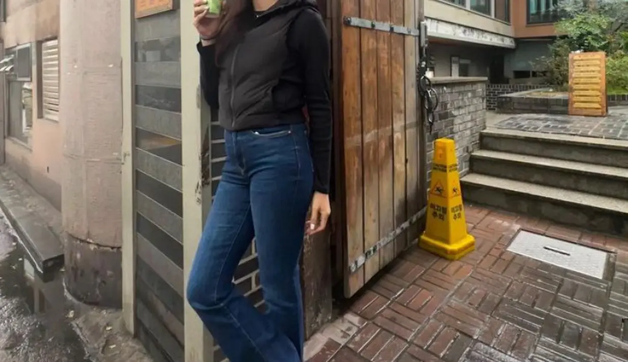 Nabila juga tampil dengan padding vest hitam dengan inner serasi dipadukan celana panjang hitam dan sepatu putihnya.  [@nsyakieb85]