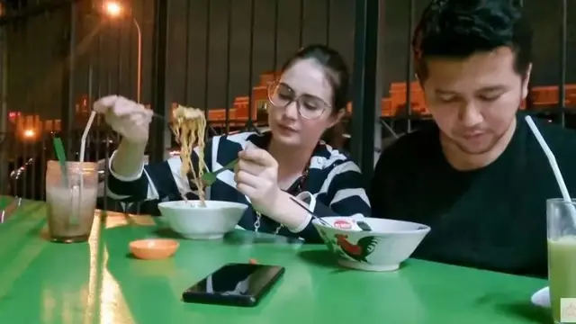 Jadi Istri Pejabat, Ini 6 Potret Kesederhanaan Arumi Bachsin Makan di Pinggir Jalan