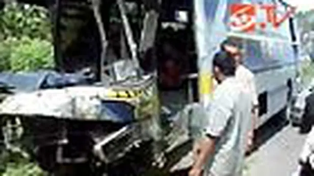 Tiga orang mengalami luka berat akibat kecelakaan antara bus dan truk di Jalan Solo-Purwodadi, Sragen, Jateng. Hingga hari ini ketiga korban masih dalam perawatan intensif di rumah sakit setempat. 