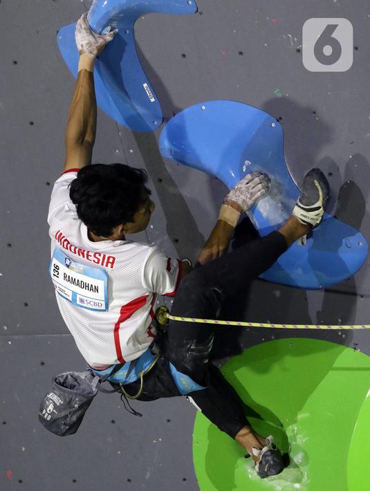 Atlet panjat tebing putra Indonesia, Raviandi Ramadhan saat berlaga di babak final kategori lead Kejuaraan Dunia Panjat Tebing 2022 seri Jakarta, Senin (26/9/2022). Raviandi Ramadhan menempati posisi kedelapan dengan poin 22+ di final lead putra Kejuaraan Dunia Panjat Tebing 2022 seri Jakarta. (Liputan6.com/Helmi Fithriansyah)
