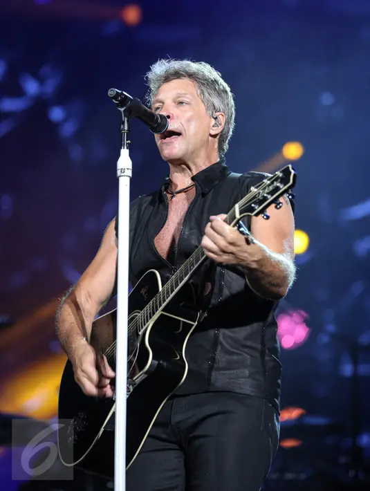 Aksi Bon Jovi di depan 40 ribu penonton yang memadati Stadion Utama Gelora Bung Karno (SUGBK), Jakarta, Jumat (11/9/2015). Bon Jovi membayar kerinduan penggemarnya di Indonesia dengan aksi yang memukau. (Liputan6.com/Faizal Fanani)