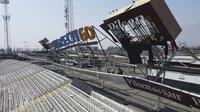 Kondisi Stadion Monumental Stadium, Cile setelah rangka besi papan iklan di belakang tribun penonton ambruk, Jumat (30/9/2022). (AFP/Juan Eduardo&nbsp;Lopez).&nbsp;
