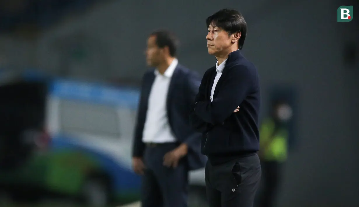 Outfit seperti ini jarang digunakan STY dalam menjalani sebuah pertandingan. Biasanya Shin tae-yong memilih berbusana yang praktis seperti poloshirt dengan logo Timnas Indonesia dan celana olahraga. (Bola.com/Bagaskara Lazuardi)
