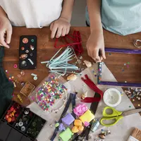 Aktivitas DIY untuk anak dengan memanfaatkan barang bekas di rumah. (foto: jcomp/freepik)