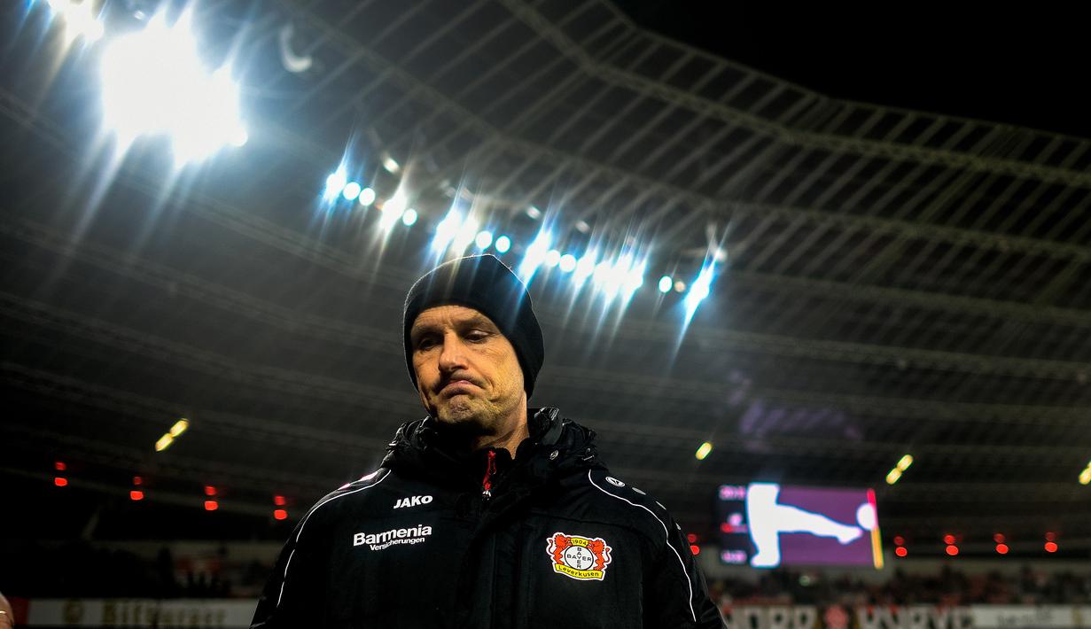 Ekspresi kecewa pelatih Leverkusen, Heiko Herrlich usai timnya kalah dari Bayern Munchen pada lanjutan Budesliga di Bay Arena, Laverkusen, (12/1/2018). Bayern Munchen menang 3-1. (AFP/Sascha Schuermann)