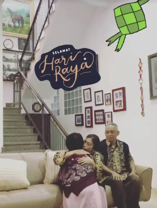 Ia tak lupa meminta maaf dengan tradisi sungkeman. Momen sakral ini tentu tak boleh dilewatkan. [Instagram @septriasaacha]