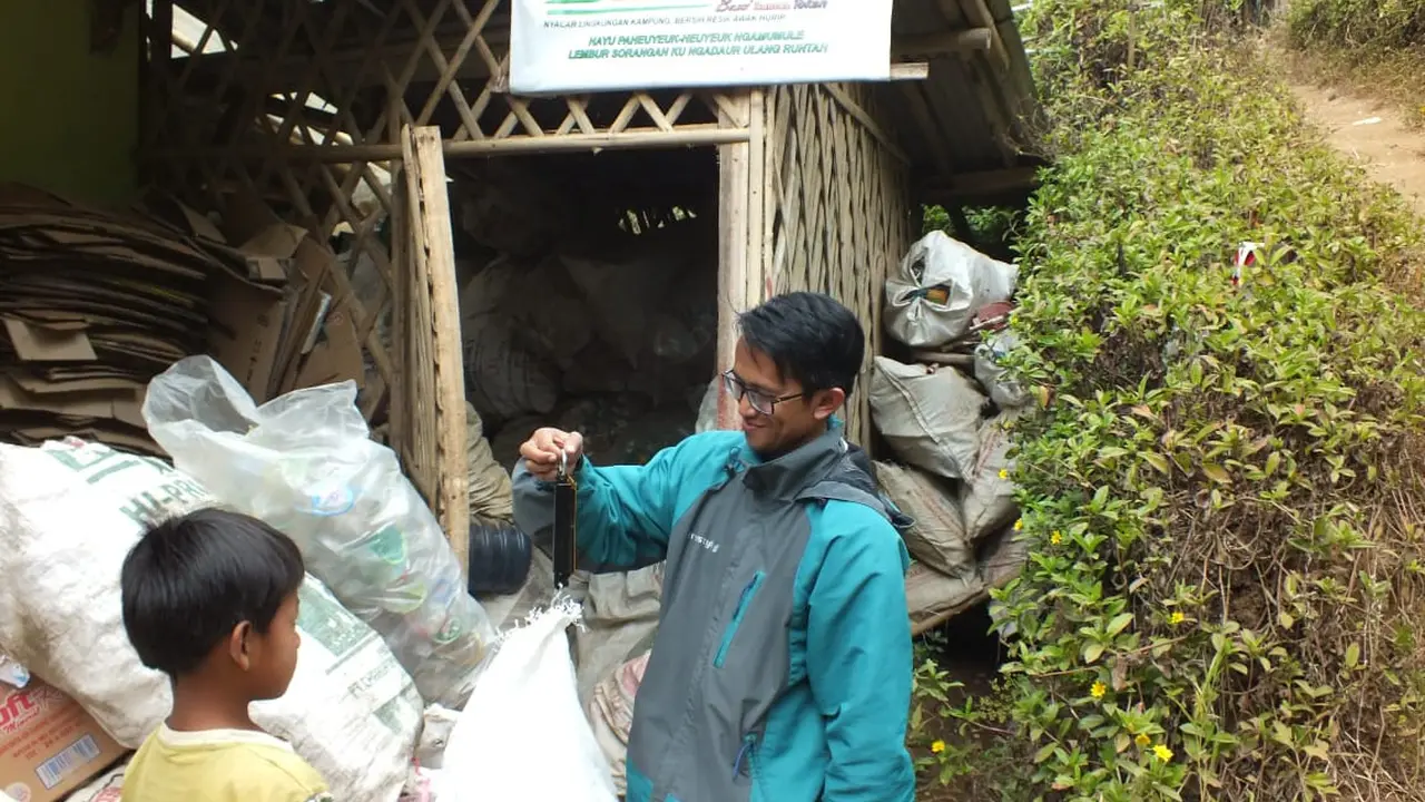 Salah satu tim lapangan kerjsama Pengmas UI, nampak tengah menimbang sampah plastik hasil pengumpulan warga  Sarimukti, Pasirwangi, Garut, Jawa Barat.