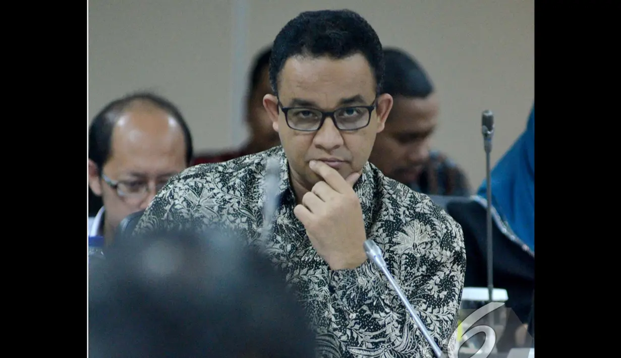 Menteri Anies Baswedan memperhatikan dengan seksama saat rapat kerja bersama komite III DPD di Senayan, Jakarta, Rabu (19/11/2014) (Liputan6.com/Andrian M Tunay)