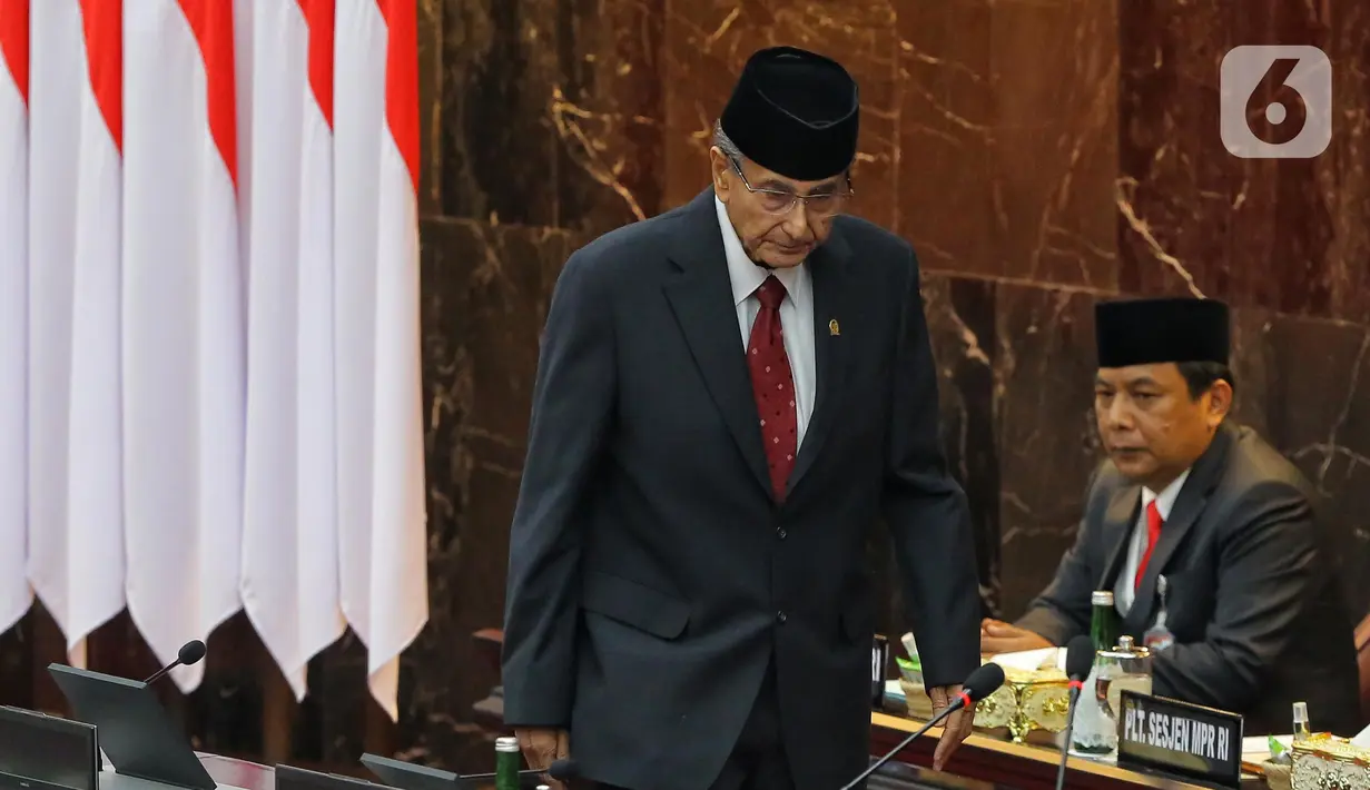 Anggota DPD masa bakti 2024-2029 tertua, Ismeth Abdullah sesaat sebelum memimpin rapat paripurna perdana di Gedung Nusantara, Kompleks Parlemen, Senayan, Jakarta, Selasa (1/10/2024). (Liputan6.com/Angga Yuniar)