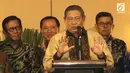 Ketua Umum Partai Demokrat Susilo Bambang Yudhoyono memberikan keterangan pers usai pertemuan di Gran Melia, Jakarta, Senin (30/7). Partai Demokrat dan PKS menyerahkan pemilihan cawapres kepada Prabowo. (Liputan6.com/Herman Zakharia)