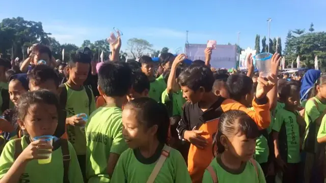 Pahit-pahit, anak-anak tetap meminum jamu tradisional supaya sehat. (Foto: Liputan6.com/Muhamad Ridlo)